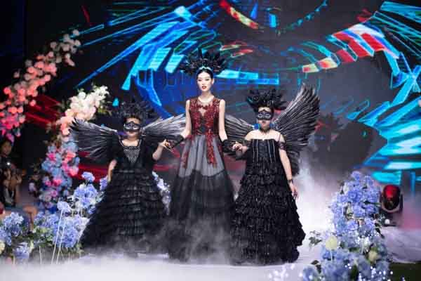 Hoa hậu Khánh Vân diễn vedette, hoá thành nàng công chúa Halloween