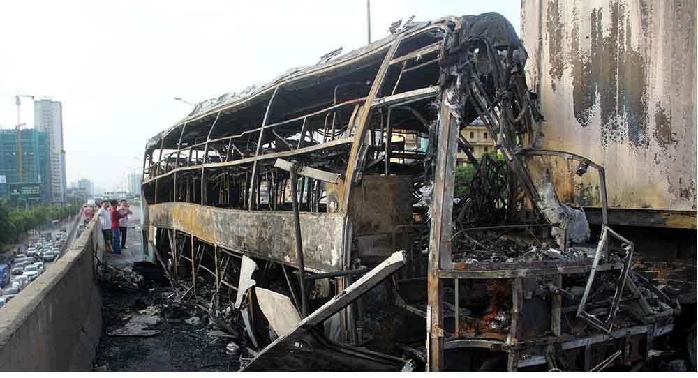 Xe khách va chạm xe container cháy dữ dội, một thai phụ tử vong