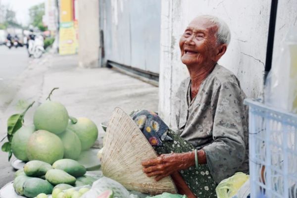 Cụ bà 92 tuổi vẫn lầm lũi mưu sinh chỉ mong kiếm đủ tiền trang trải cho cuộc sống