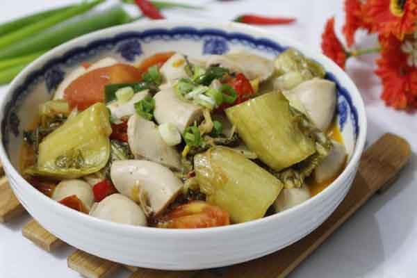 Cách làm dồi trường xào dưa chua cho chồng nhâm nhi xem đá bóng