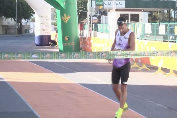 Vì 150 USD tiền thưởng, vận động viên marathon đứng câu giờ trước vạch đích