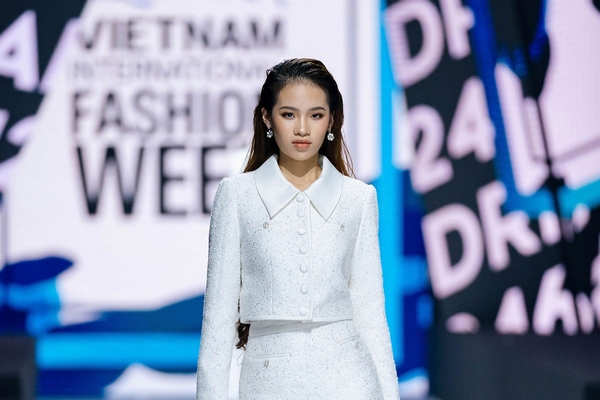 Hóa quý cô công sở, Bảo Hà ‘làm mưa làm gió’ tại ‘AVIFW 2023’