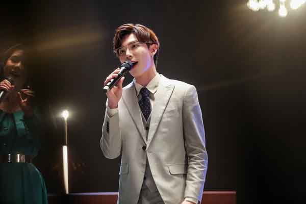 Erik lúng túng khi song ca cùng tiền bối trong siêu hit ‘Cô gái đến từ hôm qua’