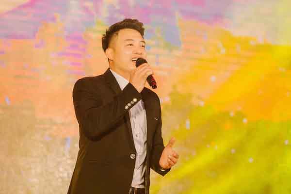 Chàng trai 8x giành giải quán quân Uplive Cover 2021 trong khu cách ly