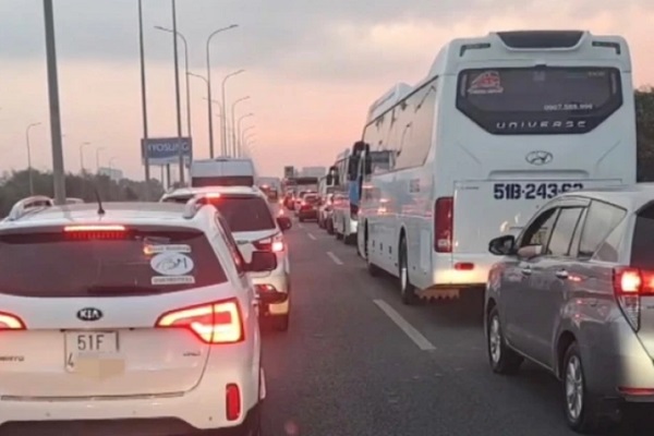 Kẹt xe ùn ứ trên cao tốc TP HCM – Long Thành – Dầu GIây, đoàn người di chuyển khó khăn