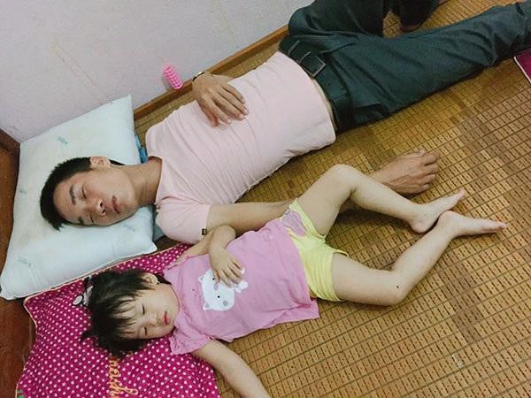 Những bức ảnh bố – con chứng tỏ “đẻ thuê” là có thật