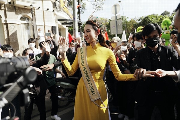 Thùy Tiên xúc động khi gặp lại fan trên đường phố