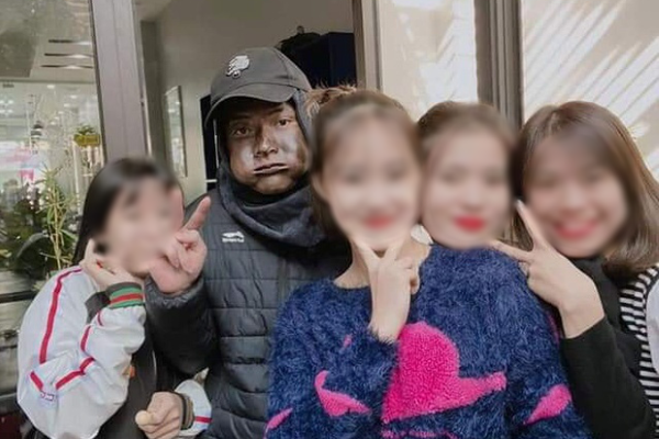 Xuất hiện nhiều thanh niên cải trang đối tượng “mặt đen, tay cầm đầu gà” gây bức xúc