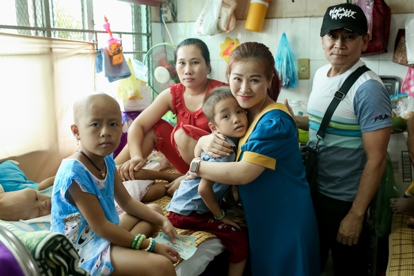 Vợ chồng Kiều Linh – Mai Sơn phát quà từ thiện cho bệnh nhân nghèo