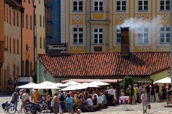 Nhà hàng tồn tại gần 9 thế kỷ, bán 6.000 cây xúc xích mỗi ngày