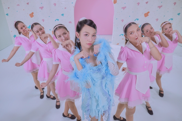 Phí Phương Anh ‘gây sốt’ khi trở thành nghệ sĩ Radar Vietnam của Spotify