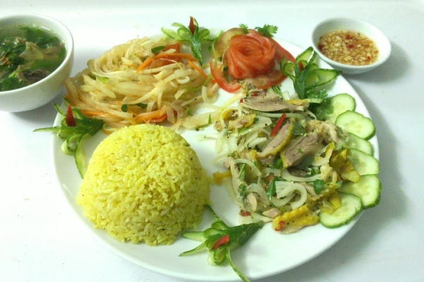 Cách làm món cơm gà Quảng Nam chiêu đãi khách