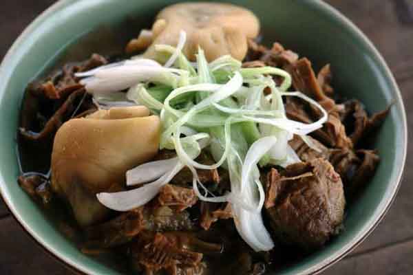 Món canh măng khô móng giò chuẩn vị