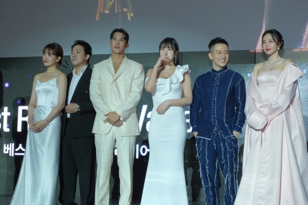 Trấn Thành, Hari Won và Thùy Tiên nhận giải tại LHP Quốc tế Busan