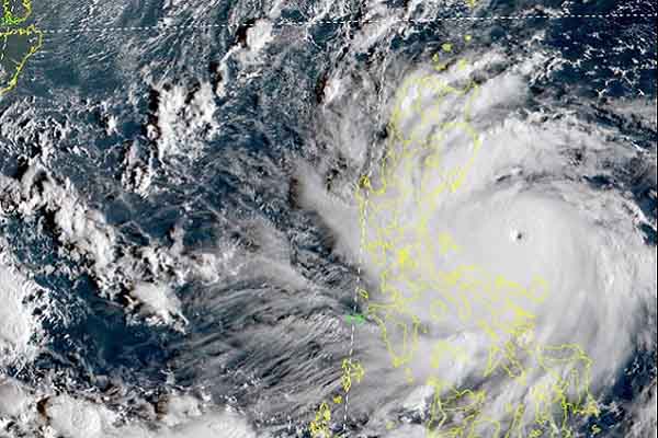 Bão Noru gió giật cấp 17 đang ‘đi rất nhanh và nguy hiểm’