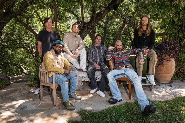 Tiết lộ bí mật về Maroon 5 – ‘ngôi sao chính’ của 8Wonder Winter Festival