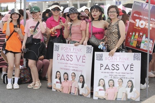 Sát giờ G, phe vé vất vả tìm người xem BlackPink biểu diễn