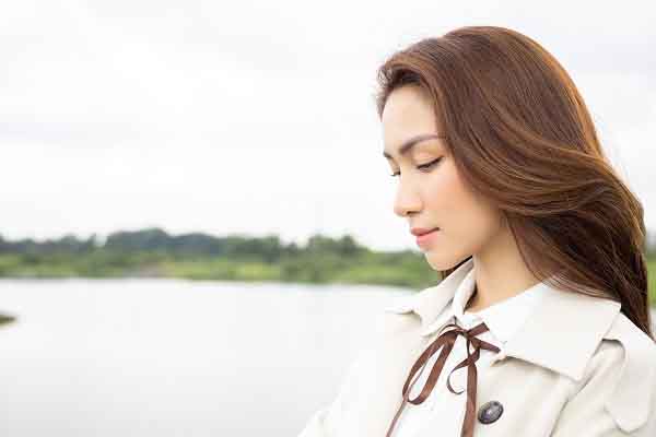 Hòa Minzy tái hiện chuyện tình dang dở trong MV ‘Người đến sau thay em’