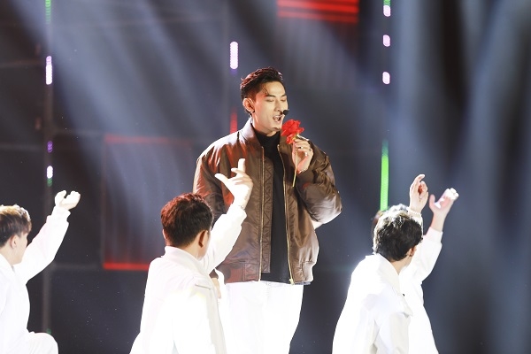 Isaac liên tục cởi áo, gọi Ngọc Phước là ‘bà xã’ đầy ngọt ngào trong ‘Trò chơi trời cho’