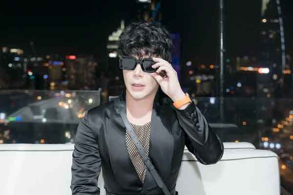 Nathan Lee diện hàng hiệu tiền tỉ ‘đánh úp’ người hâm mộ