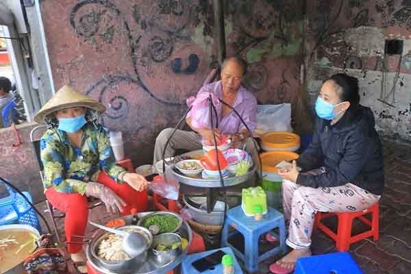Quán bánh canh ‘kỳ lạ’ ở TP.HCM: Không bàn, không đũa bán đúng 3 tiếng suốt 30 năm