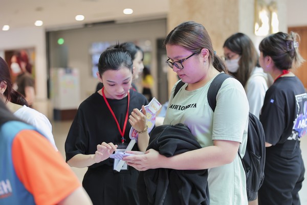 3000 sinh viên được cổ vũ tinh thần mạnh dạn làm đẹp, tự tin với việc triệt lông cơ thể