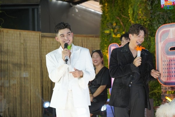 Ngô Kiến Huy và Jun Phạm tái ngộ trong show ‘La cà hát ca’