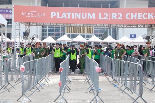 An ninh thắt chặt trước đêm diễn đầu tiên của BlackPink
