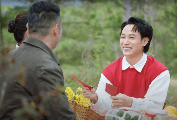 Trúc Nhân ‘rủ rê’ HIEUTHUHAI tạo nên ‘Tết nhớ tới già’