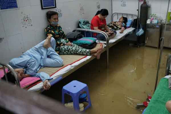 Triều cường cao kỷ lục, đường Cần Thơ ‘thành sông’, nước tràn cả vào bệnh viện