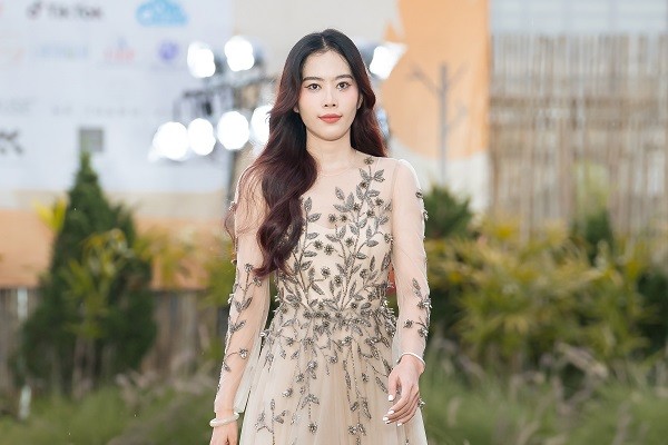 Nam Em vừa hát vừa diễn vedette trên sàn runway