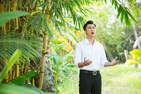 Hồ Việt Trung gây xúc động khi làm MV về mẹ trong tháng Vu Lan