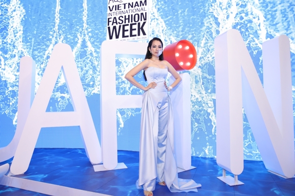 Trương Tri Trúc Diễm khoe nhan sắc gợi cảm ngày tái xuất