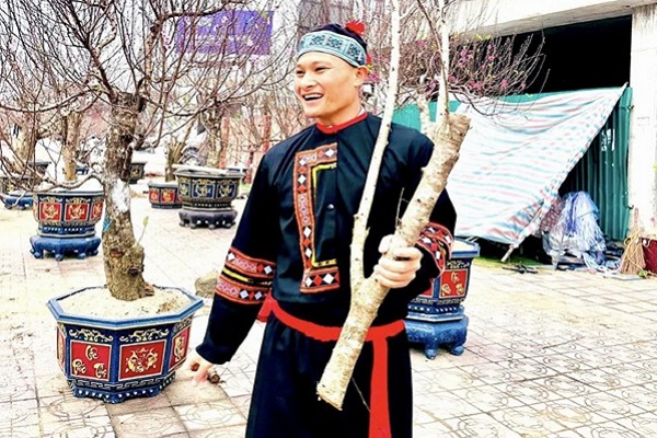 Cựu sao tuyển Việt Nam gây sốt với bộ ảnh ‘xuống phố tìm đào’