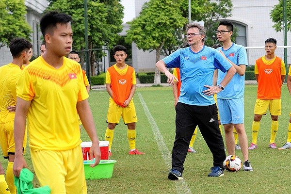 Tại sao VFF ‘thích’ HLV Troussier và lại tìm giám đốc kỹ thuật người châu Á?