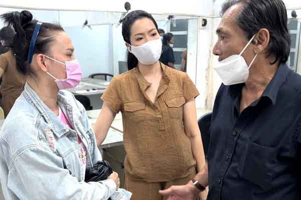 Trịnh Kim Chi trao lại hơn 244 triệu đồng tiền bảo hiểm cho Thương Tín