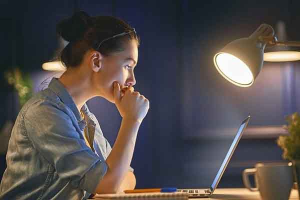 Phát hiện tác hại của việc ‘ôm’ điện thoại, máy tính suốt ngày