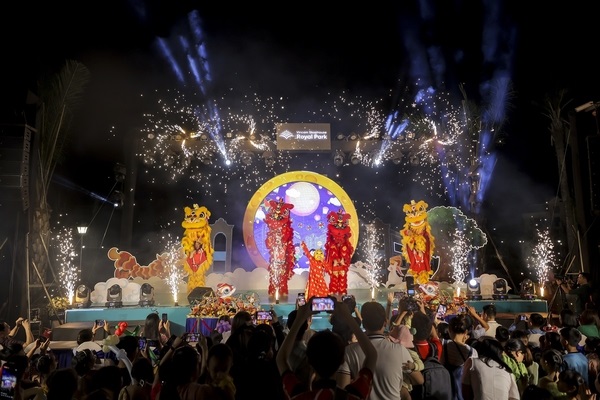 Cư dân Vincom Shophouse Royal Park Quảng Trị tưng bừng đón Tết Đoàn viên