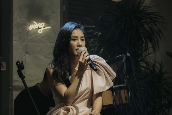 Văn Mai Hương xúc động khi gặp lại khán giả phòng trà sau nửa năm mùa dịch