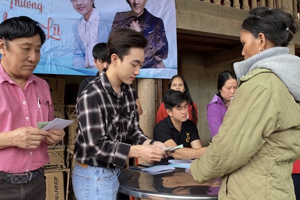 Ca sĩ Đan Trường kêu gọi; Trung Quang trực tiếp đến Quảng Trị để hỗ trợ người dân vùng lũ