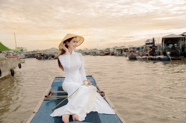 Hoa hậu Phan Thị Mơ nền nã với tà áo dài Việt Nam