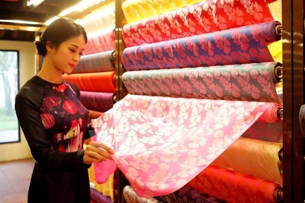 Đời sống của lụa Việt và câu chuyện tạo nên giá trị trong thời trang cao cấp
