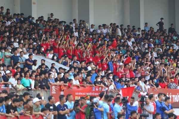 Khán giả tràn ngập ở VCK giải bóng đá 7 người hệt như Ninh Thuận, Cần Thơ