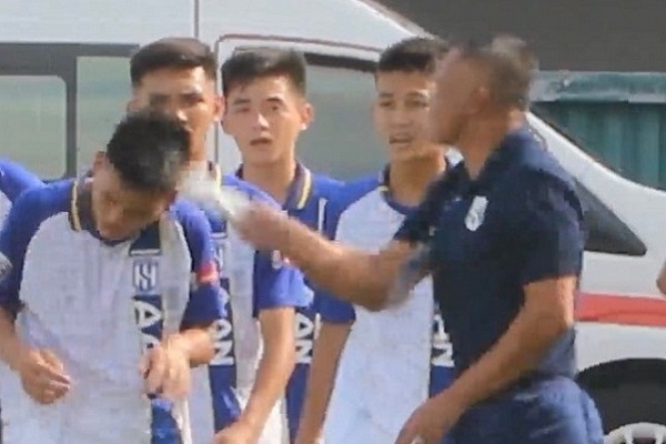 HLV Ngô Quang Trường có đúng khi răn dạy học trò bằng chai nước rỗng?