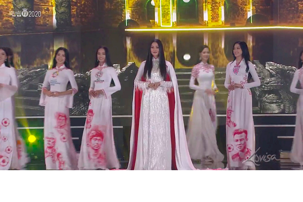 In hình HLV Park Hang-seo và tuyển thủ Việt Nam trên tà áo dài có phản cảm?