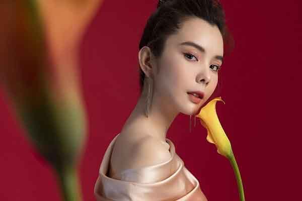 Hoa hậu Huỳnh Vy diện váy sắc màu rực rỡ cho ngày Tết