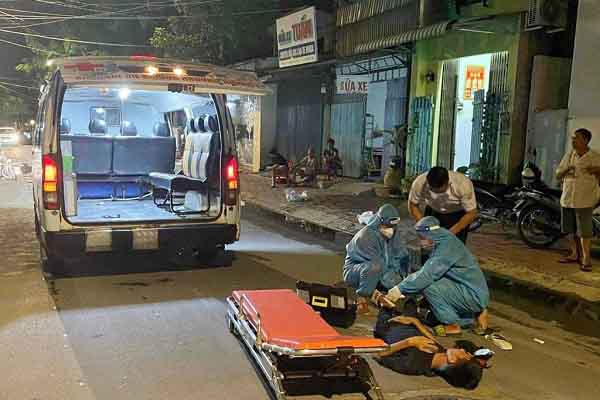 Gác bằng cử nhân… đi làm từ thiện