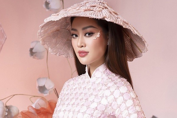 Hoa hậu Khánh Vân diện áo dài, hòa mình với cây cỏ