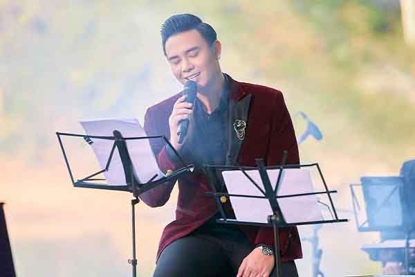 Ca sĩ Đông Hùng nhắc về sự cố bị chém vì mẹ nợ hàng chục tỉ