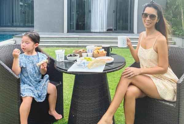 Cuộc sống mùa dịch của gia đình siêu mẫu Hà Anh